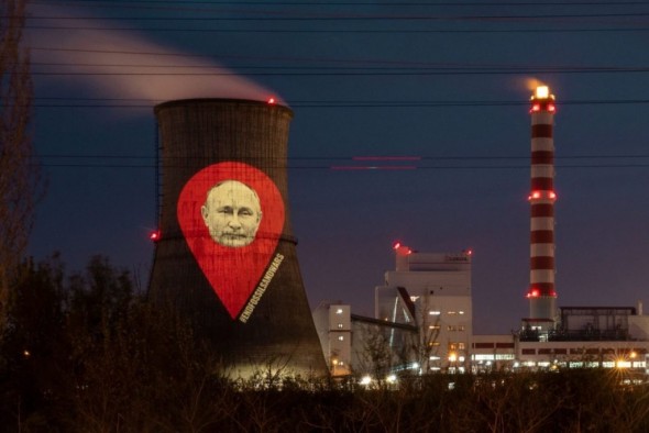 Chipul lui Putin proiectat pe o rafinărie Lukoil din România: „Este nevoie de un embargo total asupra combustibililor fosili din Rusia”
